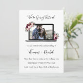 virtuelles Hochzeitklappenfolien für Bordeaux-Blum Einladung (Stehend Vorderseite)