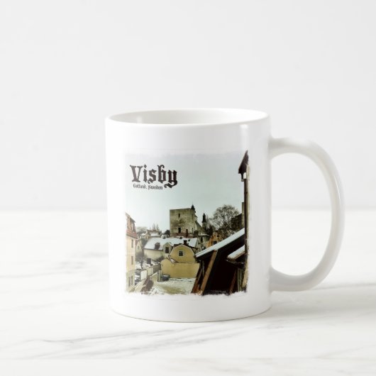 Visby, Dachspitzen Gotland, Schweden mit heller Kaffeetasse (Rechts)
