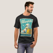 Visit the Moon – Retro Space Travel Poster T-Shirt (Vorne ganz)