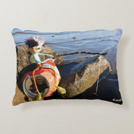 Vissende Fubby op een blikje aan de waterkant. Dekokissen