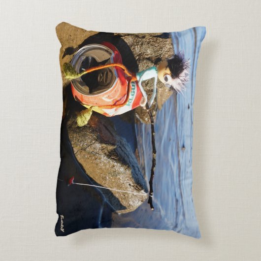 Vissende Fubby op een blikje aan de waterkant. Dekokissen (Rückseite(Vertikal))