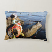 Vissende Fubby op een blikje aan de waterkant. Dekokissen (Rückseite)