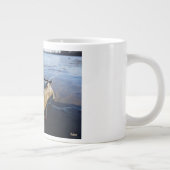 Vissende Fubby op een blikje aan de waterkant. Jumbo-Tasse (Rechts)