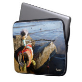 Vissende Fubby op een blikje aan de waterkant. Laptopschutzhülle (Vorderseite Links)