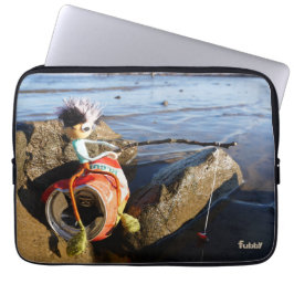 Vissende Fubby op een blikje aan de waterkant. Laptopschutzhülle