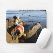 Vissende Fubby op een blikje aan de waterkant. Mousepad (Mit Mouse)