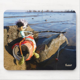 Vissende Fubby op een blikje aan de waterkant. Mousepad