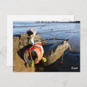 Vissende Fubby op een blikje aan de waterkant. Postkarte (Vorne/Hinten)