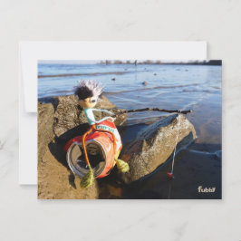 Vissende Fubby op een blikje aan de waterkant. Postkarte