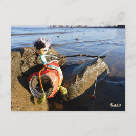 Vissende Fubby op een blikje aan de waterkant. Postkarte