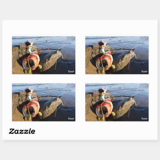 Vissende Fubby op een blikje aan de waterkant. Rechteckiger Aufkleber (Blatt)