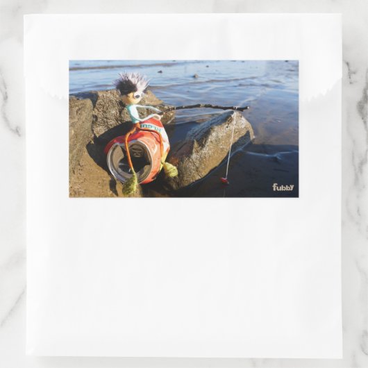 Vissende Fubby op een blikje aan de waterkant. Rechteckiger Aufkleber (Tasche)