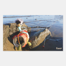 Vissende Fubby op een blikje aan de waterkant. Rechteckiger Aufkleber