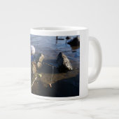 Vissende Fubby op een steen. Jumbo-Tasse (Vorderseite Rechts)
