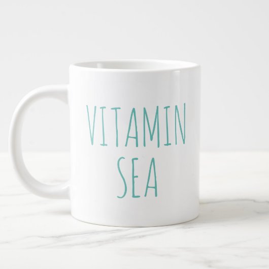 "Vitamin Sea" Einfaches modernes Bauernhaus Jumbo-Tasse (Links)