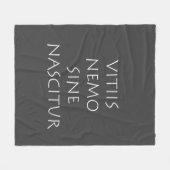 Vitiis nemo sine nascitur fleecedecke (Vorderseite (Horizontal))
