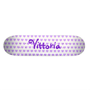 Vittoria im Lila Skateboard