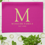 Viva Magenta Solid Color Gold Monogram Familiennam Geschirrtuch<br><div class="desc">Individuelles Upload Fügen Sie Ihren Foto- oder Logo-Text elegant Moderne Niedliche Monogram Küche & Dining / Tisch & Küche Linens/ Erstname Familienname Template Gold Monogram Viva Magenta Solid Color Kitchen Handtuch.</div>