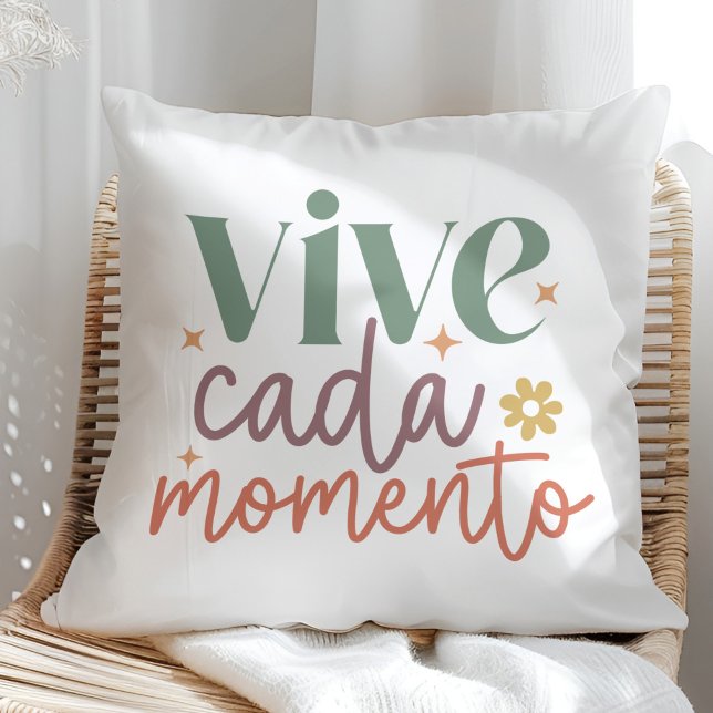"Vive Cada Momento" Inspiration Zitat Kissen ("Vive Cada Momento" Inspirational Quote Throw Pillow in a sunny rattan armchair.)