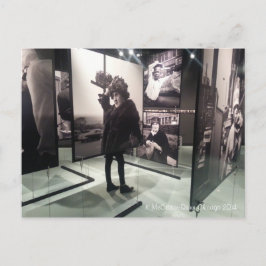 Vivian Maier Ausstellung Foto von K. McCrobie-Quin Postkarte
