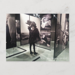 Vivian Maier Ausstellung Foto von K. McCrobie-Quin Postkarte