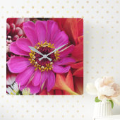 Vivid Magenta Zinnia Unter Multicolor Dahlias Quadratische Wanduhr