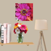 Vivid Magenta Zinnia Unter Multicolor Dahlias Quadratische Wanduhr