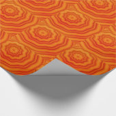 Vivide Shades von Orange Striping Blume Design Geschenkpapier (Ecke)