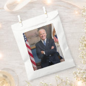 Vizepräsident Joe Biden während der Präsidentschaf Geschenktütchen (Ausgeschnitten)