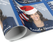 Vizepräsident Kamala Harris, Weihnachtsmannmütze W Geschenkpapier (Rolleneckpunkt)