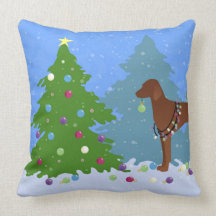 Vizsla Dekorieren eines Weihnachtsbaumes im Wald