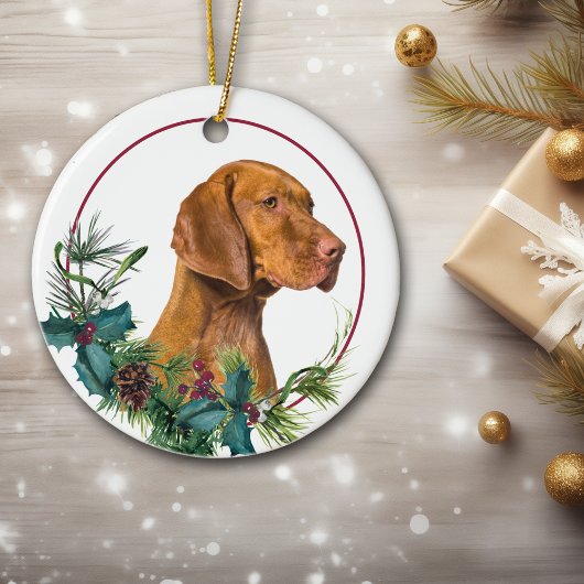 Vizsla Dog Evergreen Berry Wreath Keramik Ornament