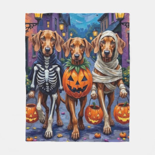 Vizsla Dogs Trick-or-Treating in Halloween-Kostüm Fleecedecke (Vorderseite)