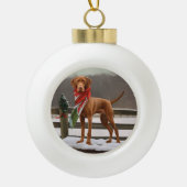 Vizsla Hund in Schnee Weihnachten Keramik Kugel-Ornament (Vorderseite)