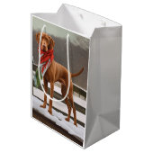 Vizsla Hund in Schnee Weihnachten Mittlere Geschenktüte (Rückseite Schrägansicht)
