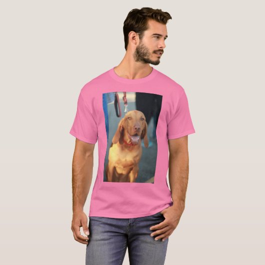 Vizsla Hund sitzend und glücklich T-Shirt (Vorne ganz)