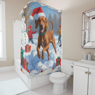Vizsla läuft im Schnee mit Weihnachtsmütze Duschvorhang