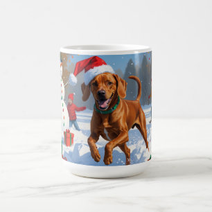 Vizsla läuft im Schnee mit Weihnachtsmütze Kaffeetasse