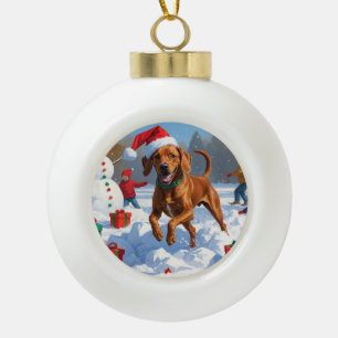 Vizsla läuft im Schnee mit Weihnachtsmütze Keramik Kugel-Ornament