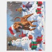 Vizsla läuft in Snow mit Weihnachtshut Fleecedecke (Vorderseite)