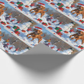 Vizsla läuft in Snow mit Weihnachtshut Geschenkpapier (Ecke)