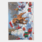 Vizsla läuft in Snow mit Weihnachtshut Geschirrtuch (Vertikal)