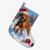 Vizsla läuft in Snow mit Weihnachtshut Großer Weihnachtsstrumpf (Vorderansicht (hängend))