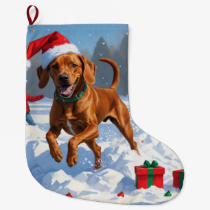 Vizsla läuft in Snow mit Weihnachtshut Großer Weihnachtsstrumpf