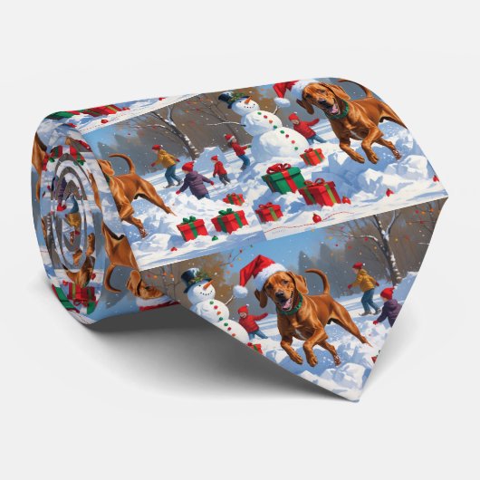 Vizsla läuft in Snow mit Weihnachtshut Krawatte (Gerollt)