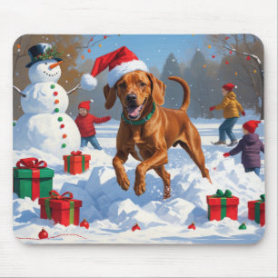 Vizsla läuft in Snow mit Weihnachtshut Mousepad