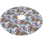 Vizsla läuft in Snow mit Weihnachtshut Polyester Weihnachtsbaumdecke (Schrägansicht)