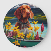 Vizsla on a Paddle: Ein Landschaftliches Abenteuer Große Wanduhr (Vorderseite)