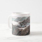 VOD-AUGEN-ANSICHT DES SCHNEES ÜBERDECKTER BERG UNT KAFFEETASSE (Vorderseite Links)