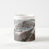 VOD-AUGEN-ANSICHT DES SCHNEES ÜBERDECKTER BERG UNT KAFFEETASSE (Mittel)